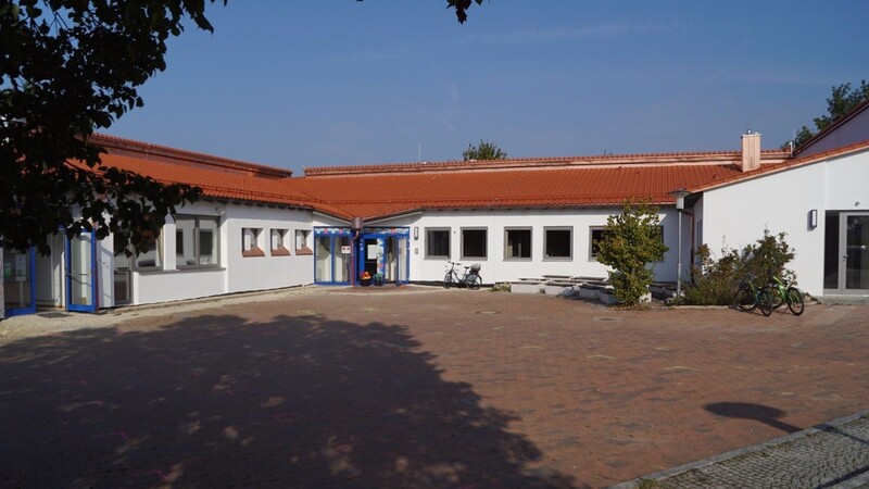 Die Grundschule Aich wurde saniert und erweitert. Im September 2020 begann in dem Gebäude wieder der Unterrichtsbetrieb.