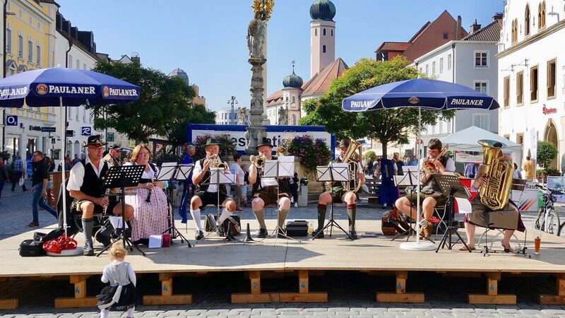 Am Bluval-Samstag finden alle Musik am Stadtplatz schön. Soll die Stadt Musikdarbietungen auf den Freischankflächen künftig erlauben? Die Stadtverwaltung ist dagegen, viele Stadträte dafür. Jetzt wird beraten.