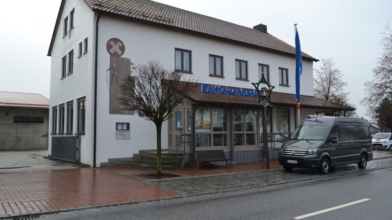 In die Bankfiliale in der Rottenburger Straße in Hohenthann ist am Montagabend eingebrochen worden.