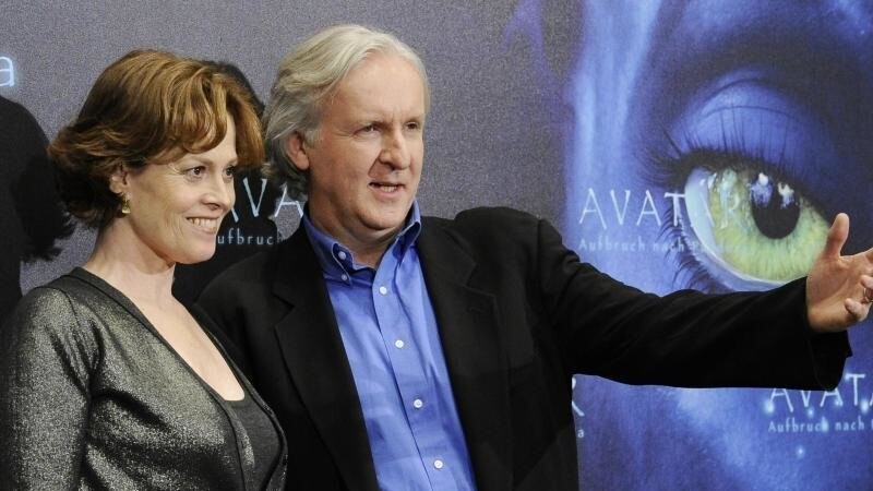 Schauspielerin Sigourney Weaver (l) und Regisseur James Cameron schrieben 2009 mit "Avatar - Aufbruch nach Pandora" Filmgeschichte.