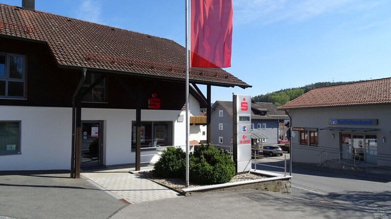Die Sparkassenfiliale in Rimbach wird Ende August dieses Jahres geschlossen. In direkter Nachbarschaft die Filiale der Raiffeisenbank.