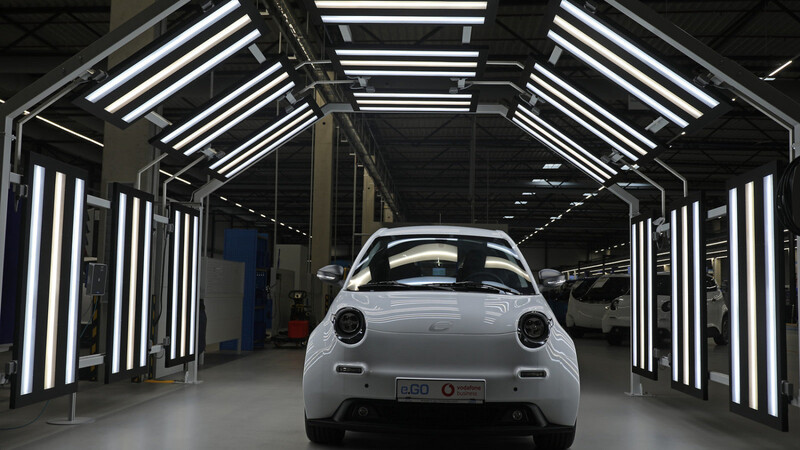 Ein Pkw des Elektroauto-Herstellers e.Go steht in der Werkshalle in der Endabnahme. Die Autobranche steckt mitten im Wandel.