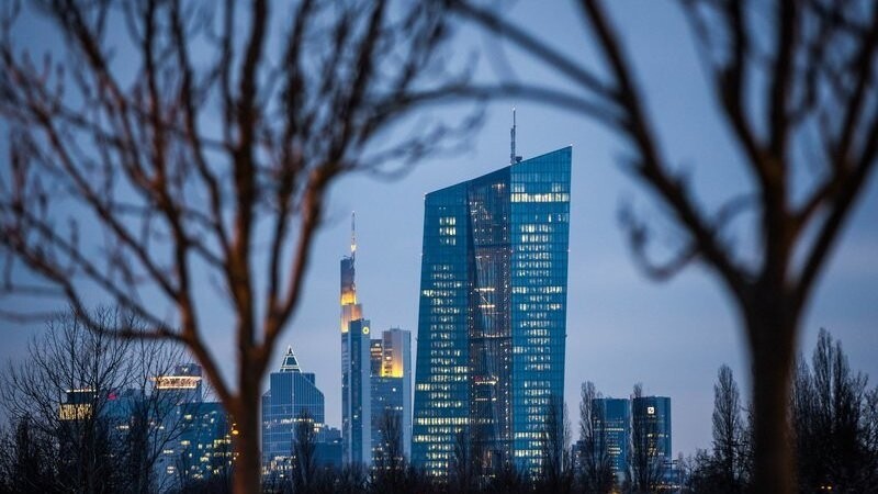 Das Hochhaus der Europäischen Zentralbank (EZB) steht am 16.02.2016 in Frankfurt am Main (Hessen) bei Tagesanbruch vor der Skyline der Stadt.