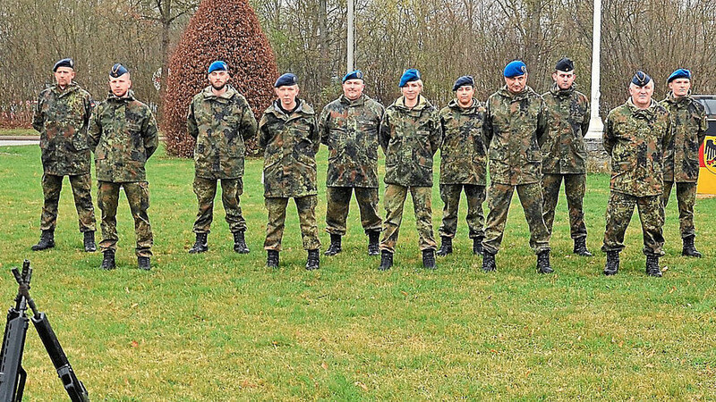 Regimentskommandeur Oberstarzt Dr. Tobias Gamberger (links) mit den ausgezeichneten und beförderten Soldaten.