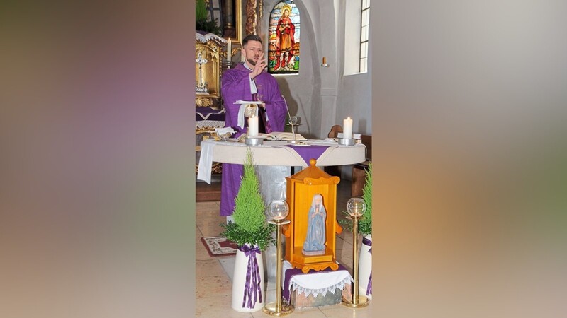 Kaplan Peter Kunz segnete die Wander-Muttergottes, die bis Heiligabend in den Familien der Pfarrgemeinde unterwegs ist.