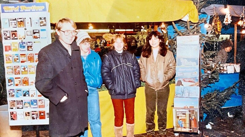 Jürgen Kögler ist es mit zu verdanken, dass Furth einen Christkindlmarkt hat. Das Bild zeigt ihn beim ersten Markt im Jahr 1981.