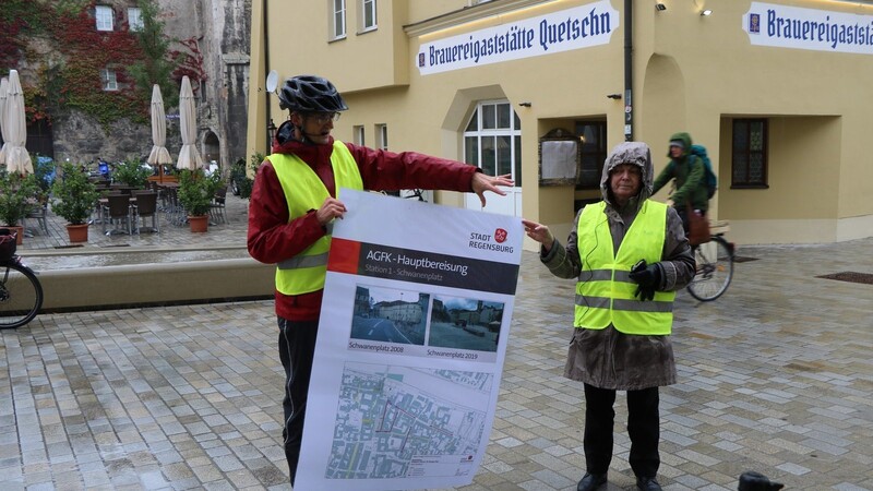 Thomas Großmüller, der im Stadtplanungsamt für den Radverkehr zuständig ist, und Planungsreferentin Christine Schimpfermann erklärten an einzelnen Stellen, wie die Stadt die Situation für Radler verbessert hat.