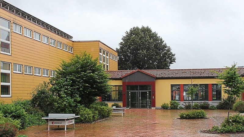 Die Gemeinde Schönthal will aus dem Schulverband - hier das Rötzer Schulhaus - austreten.