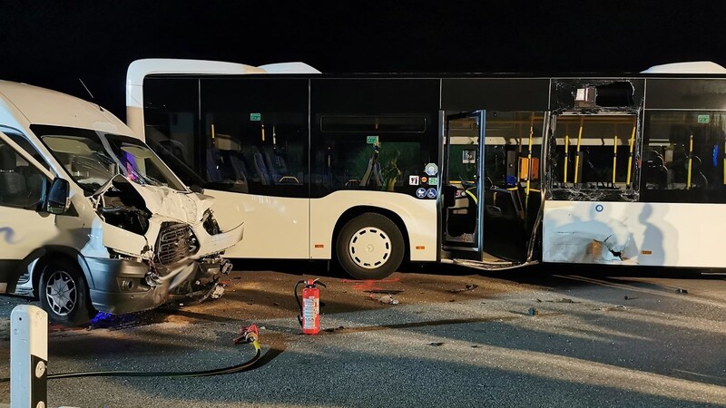 Ein betrunkener Fahrer eines Kleintransporters hat in Bad Abbach einen Linienbus gerammt. Es gibt mehrere Verletzte.
