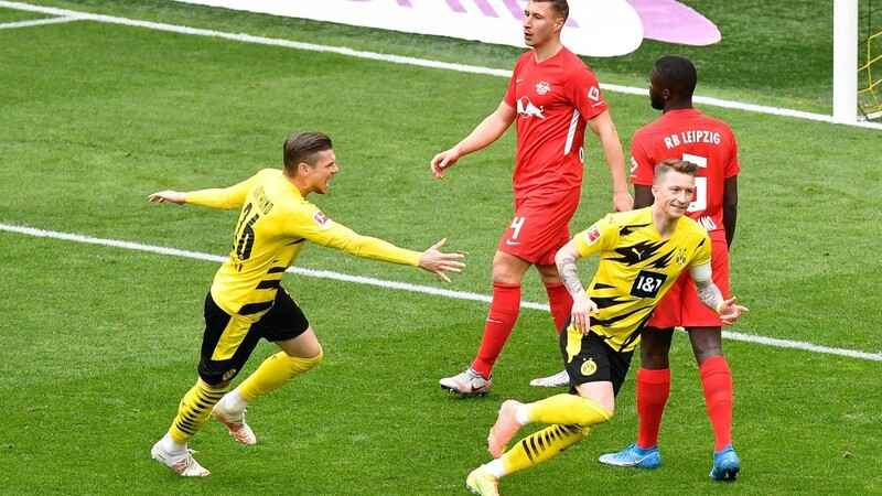 Die Dortmunder Lukasz Piszczek (l) und Marco Reus (r) bejubeln den Treffer zum zwischenzeitlichen 1:0 beim 3:2-Sieg gegen RB Leipzig.