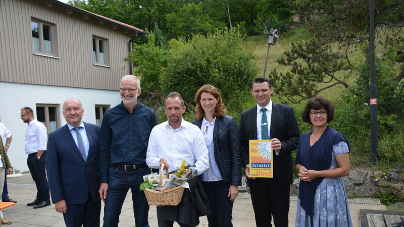 Als Reiseproviant zur Verabschiedung gab es natürlich Juradistl-Produkte für Glauber. Mit Landschaftspflegeverbands-Geschäftsführer Josef Sedlmeier (Zweiter von links) und Kreis- und Bezirksbäuerin Rita Blümel (rechts).