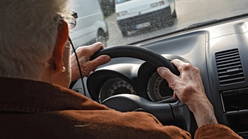 Einer 74-jährigen Autofahrerin in Neufahrn (Kreis Freising) wurde am Freitag auf einem Parkplatz ein Bordstein zum Verhängnis. Ihre kurze Fahrt endete deshalb mitten in einem Schaufenster. (Symbolbild)