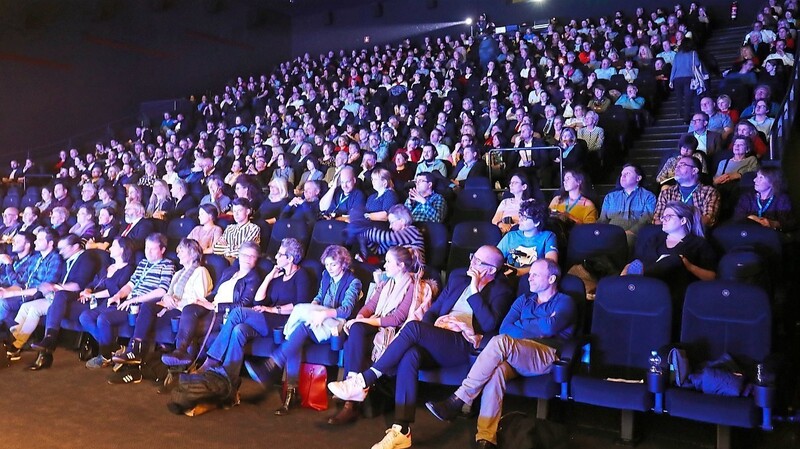 Jedes Jahr organisiert der Verein "Dynamo Kurzfilm" das Landshuter Kurzfilmfestival und wird jetzt vom Bezirk dafür belohnt.