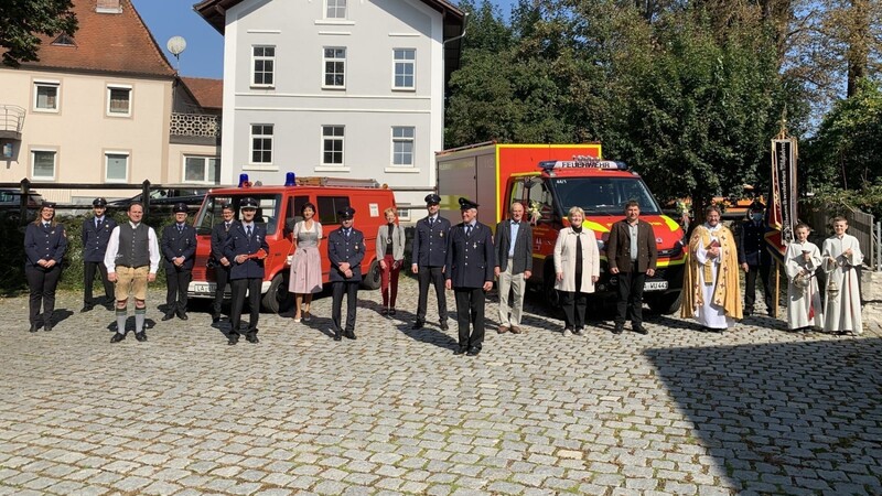 Die Ehrengäste der Feierlichkeiten zur kirchlichen Segnung des neuen Löschfahrzeugs mit den Bürgermeistern und Kaplan Weinzierl.