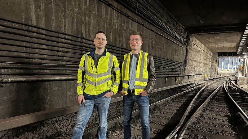 Franz Weigert (l.), Teamleiter Erneuerung U-Bahn und Daniel Scharf, Angebotsplaner bei den SWM neben einer der Weichen, die getauscht werden müssen.