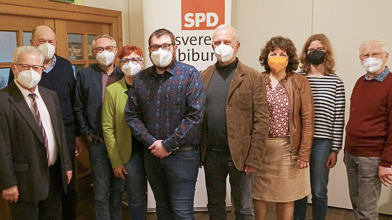 Das Bild zeigt (von links) SPD-Stadtratsfraktionschef Johann Sarcher, Johann Allertseder, Klaus Kerscher, Silke Bauer, Pascal Padua, Manfred Billinger, Ruth Müller, Anna Schreff und Hanns Martin.
