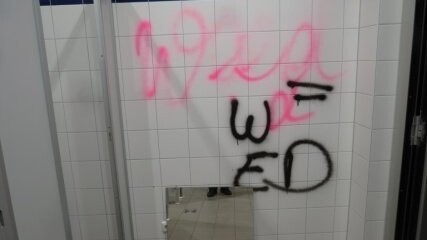 Graffiti auf einer öffentliche Toilette in Roding.