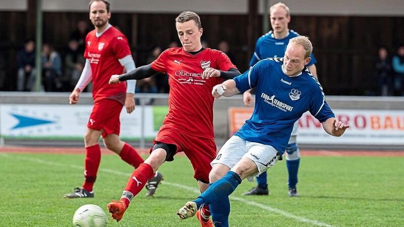 Im Kreisliga-Heimspiel im Mai 2019 hat der FSV Landau mit Thomas Etzel (rotes Trikot, im Zweikampf gegen Costa Dimisianos) einen 6:1-Erfolg gegen Dornach eingefahren.