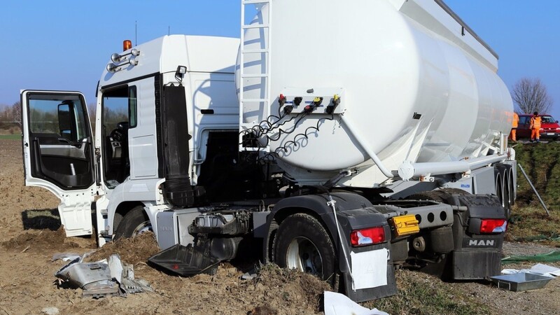 Auf der A92 bei Pilsting ist am Donnerstagnachmittag ein Tanklastzug in einen Sicherungsanhänger einer Baufirma gekracht.