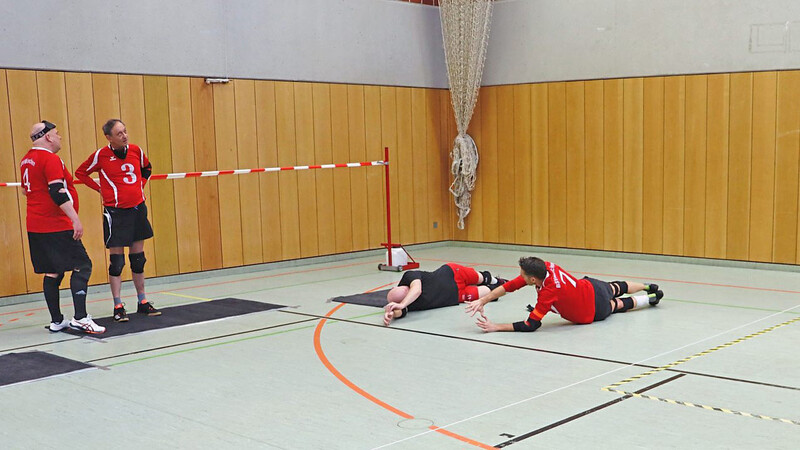Spieler der Münchner Blinden-Torball-Mannschaft weisen OB Alexander Putz (Zweiter von rechts) in die Verteidigung ein.