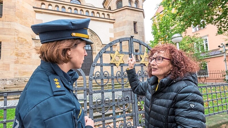 Anna Zisler (rechts) spricht im Oktober vor der Synagoge mit Polizeidirektorin Annette Haberl. Wegen erhöhter Sicherheitsvorgaben wird das lange geplante Foyer an der Synagoge sehr viel teurer.