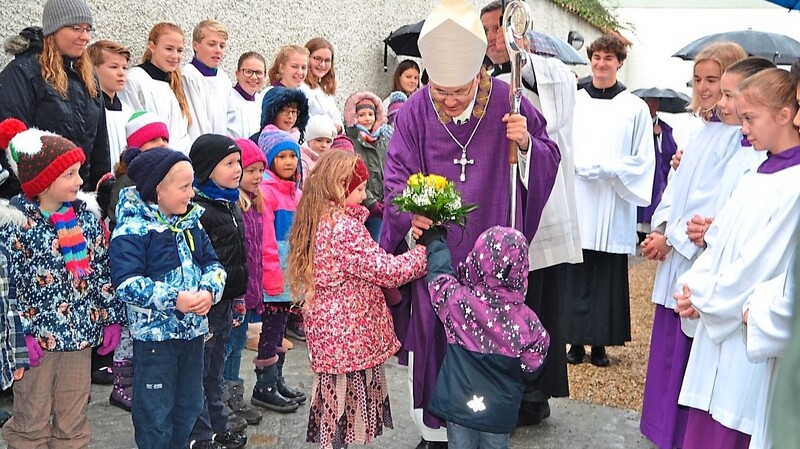 Die Kinder hießen den Bischof in Tegernheim willkommen.