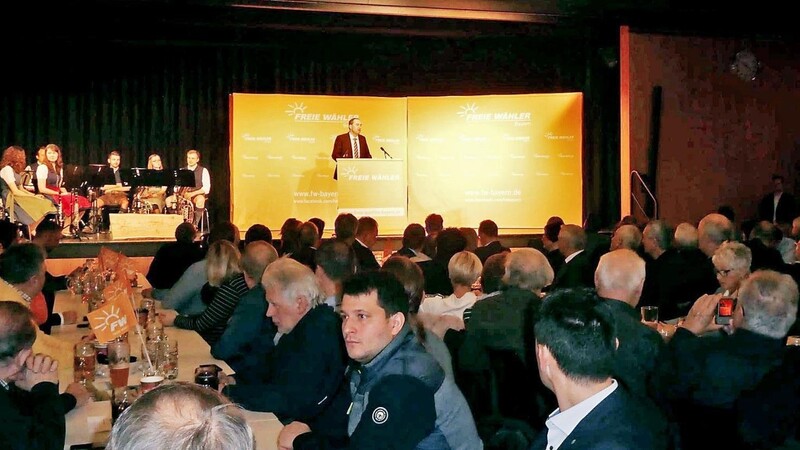 Wirtschaftsminister Hubert Aiwanger betonte bei seiner Rede auf dem Dreikönigstreffen der Freien Wähler Niederbayern im Haus der Generationen die Position seiner Partei in der Mitte der Gesellschaft.