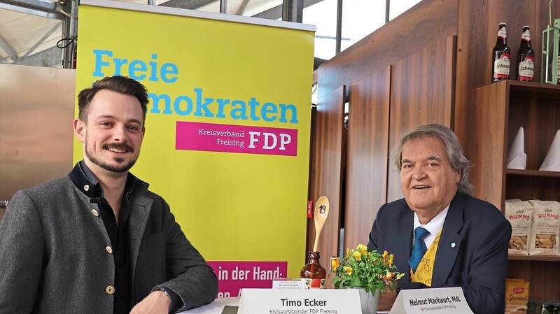 Blicken optimistisch in den Landtagswahlkampf: FDP-Kreisvorsitzender und Listenkandidat Timo Ecker (l.) und Direktkandidat MdL Helmut Markwort.