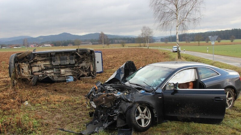 An beiden Fahrzeugen entstand Schaden in Höhe von 28.000 Euro. Die Lenker kamen leicht verletzt ins Krankenhaus.