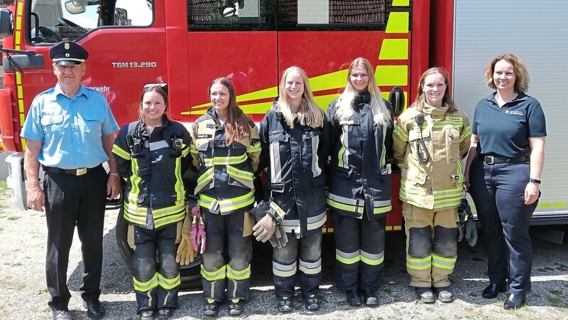 Stolz sind die Feuerwehrfrauenbeauftragte Daniela Stadlbauer (rechts) und Kreisbrandrat Wolfgang Scheuerer (links) auf die fünf Lehrgangsteilnehmerinnen, darunter Celina Bechstädt von der FFW Pfatter (3. von rechts).