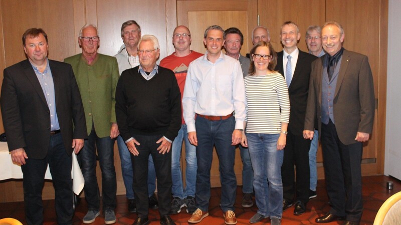 Die neugewählte Vorstandschaft der Chamer Kreisverkehrswacht mit Christian Hausladen (vorne mitte) an der Spitze.