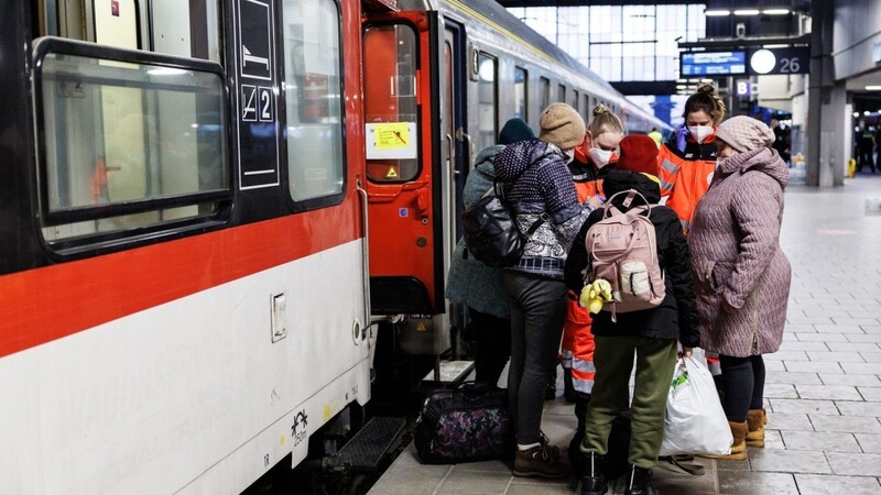Eine Gruppe von Flüchtlingen aus der Ukraine steht nach ihrer Ankunft am Bahnsteig.