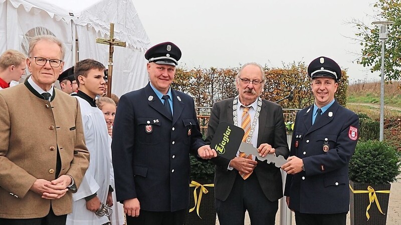 Bürgermeister Jakob Hartl übergab im Beisein von Landrat Josef Hauner einen symbolischen Fahrzeugschlüssel an die beiden Kommandanten Bernhard Wiesheu (rechts) und Markus Holzmann (2. v. l.).