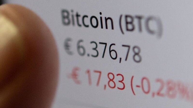 Geköderte "Mitarbeiter" werden häufig dazu benutzt, durch Betrug erlangtes Geld in Kryptowährungen wie Bitcoin umzuwandeln. (Symbolbild)