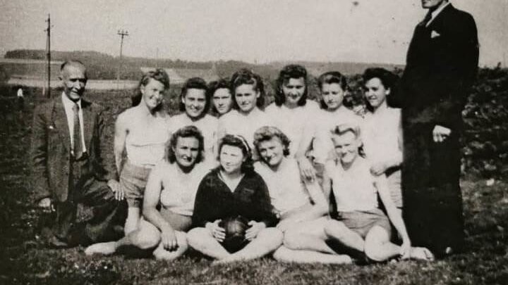 Damenfeldhandballmannschaft etwa 1950.