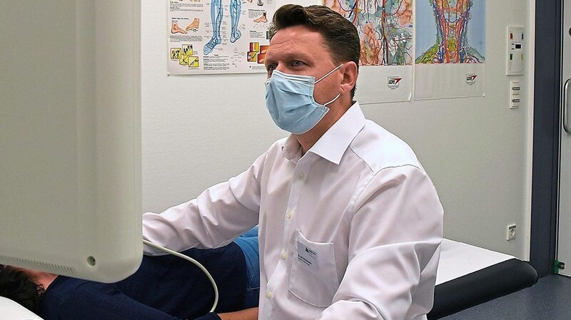 Chefarzt Dr. Ilja Alexeenko beim Ultraschall der Halsschlagader.
