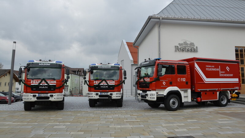 Sie standen im Mittelpunkt dfes Interesses: LF 20 (v.l., Löschguppenfahrzeug) der Feuerwehr Adldorf, HLF 20 (Hilfeleistungslöschfahrzeug) der Feuerwehr Eichendorf und der VS-L (Versorgungs-Lkw) für die Feuerwehr Eichendorf.