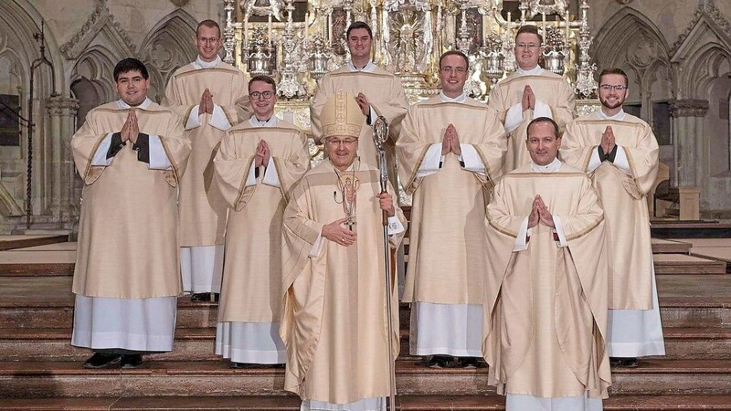 Bischof Rudolf Voderholzer mit den sieben neuen Diakonen im Dom zu Regensburg.