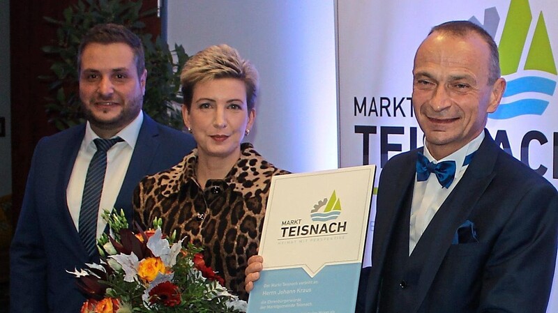 Neu-Ehrenbürger Johann Kraus (re.) mit seiner Ehefrau Petra und Teisnachs Bürgermeister Daniel Graßl.