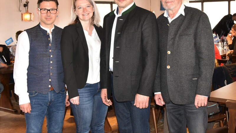 Die Schauflinger CSU-Vorsitzenden freuten sich mit Altbürgermeister und Ehrenbürger Hermann Hackl (v. r.) über den Erfolg beim politisch-musikalischen Frühschoppen: Sepp Stangl, Carina Geißinger und Andreas Berndl.
