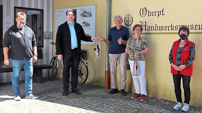 Johann Böhm, Bürgermeister Dr. Stefan Spindler und Christine Krabatsch begrüßten Josef und Hildegard Wildenauer als erste Besucher der Saison.