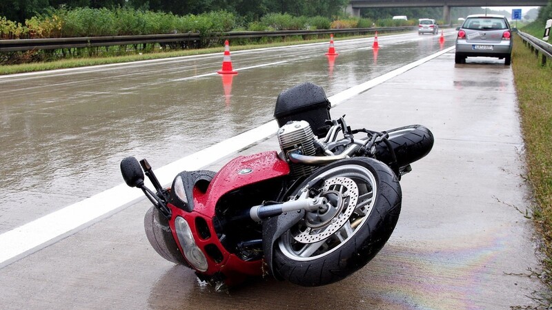 Der Motorradfahrer erlitt bei dem Unfall so schwere Verletzungen, dass er noch an der Unfallstelle starb. (Fotos: Schmucker)