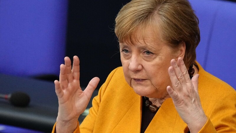 Im Bundestag dauert es etwas, bis Bundeskanzlerin Angela Merkel ihre Souveränität zurückgewinnt.