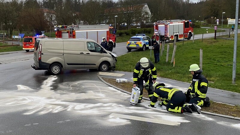 Ein Verkehrsunfall an der Kreuzung zur Weißenregener Straße hatte eine größere Ölverunreinigung zur Folge.