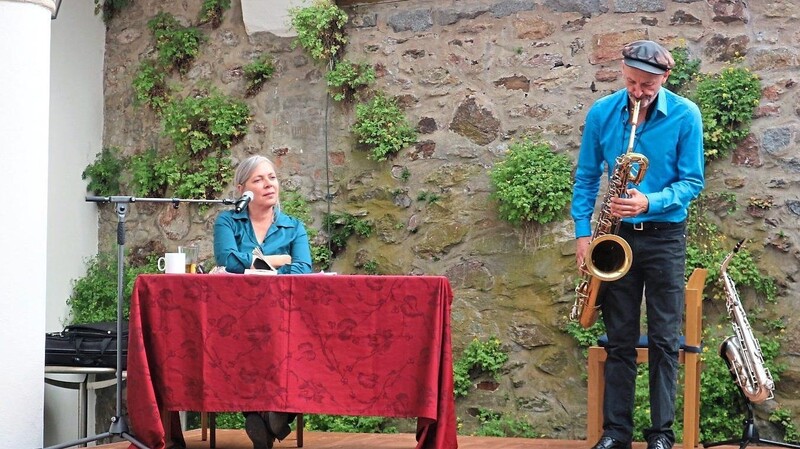 Autorin Ulrike Anna Bleier und Musiker Bertl Wenzl sorgten für einen unterhaltsamen Abend im Hof des Cordonhauses.