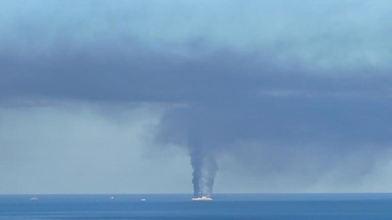 Rauch steigt von dem Schiff vor der griechischen Insel Korfu auf.