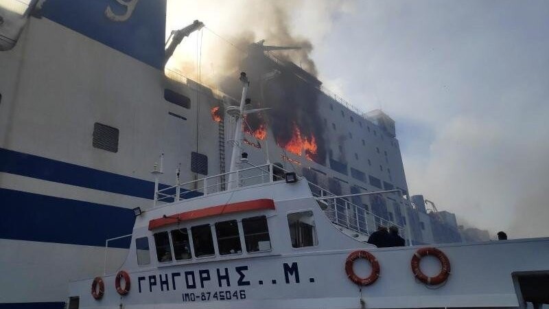 Die Löscharbeiten auf der brennenden Fähre vor der Insel Korfu gehen weiter: Es gibt noch einige kleinere Brandherde.