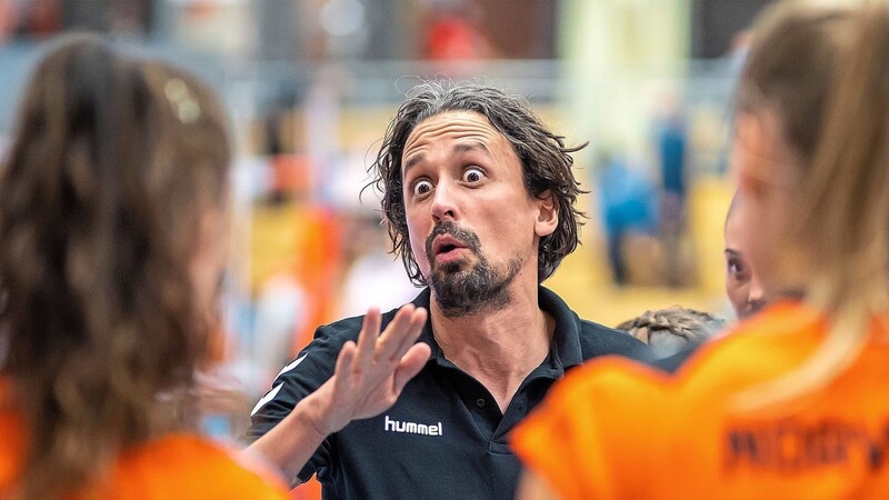 Schwört seine Spielerinnen aufs Derby in Vilsbiburg ein: NawaRo-Trainer Benedikt Frank.