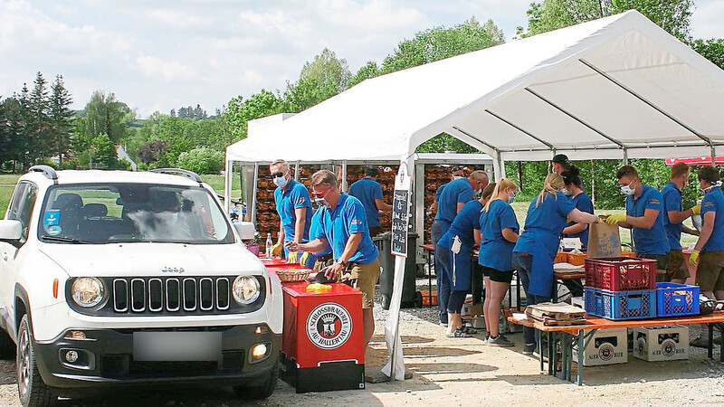 Ein großes Zelt, zwei Ausgabestellen, 25 Freiwillige: Der TSV Rudelzhausen punktete am "Vatertag" mit einer großartigen Idee.