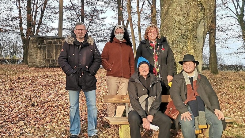Die Stadtratsmitglieder Oliver Schulz (hinten, links), Claudia Zimmermann (hinten, rechts) und Florian Gruber (vorne, rechts) mit Ingeborg Schwingl und Dr. Wolfgang Schoyerer am Ehrenhain